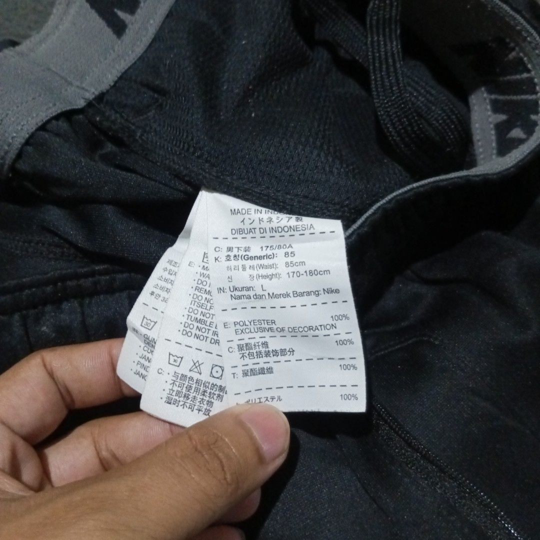 VTG Nike Dri-Fit Black Ankle zip (Category: Jeans) located in Manila. Submitted by eyldrn (Listing ID 1458601586, Image 3). Description: VTG NIKE MEN'S BLACK ANKLE-ZIP DIMENSION (INCHES) Size: free size Length: 39 Thigh: 15 Leg Opening: 9 DETAILS Issue: none Condition: Very Good Color Rate: 10/10 itim na itim pa mga boss PRICE:P450.