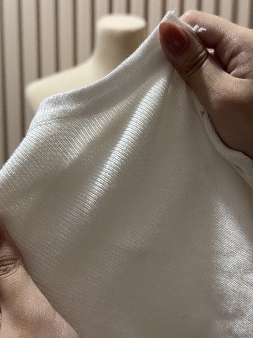 White Cropped Ribbed Cardigan (Category: Coats, Jackets and Outerwear) located in Urdaneta. Submitted by enhalover3000 (Listing ID 1458677996, Image 3). Description: - White cropped cardigan - Ribbed texture - Front button closure - Long sleeves - Estimated size: XS to S - Versatile for layering over tops or dresses.