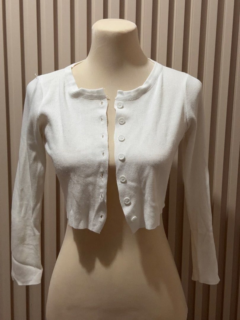 White Cropped Ribbed Cardigan (Category: Coats, Jackets and Outerwear) located in Urdaneta. Submitted by enhalover3000 (Listing ID 1458677996, Image 2). Description: - White cropped cardigan - Ribbed texture - Front button closure - Long sleeves - Estimated size: XS to S - Versatile for layering over tops or dresses.