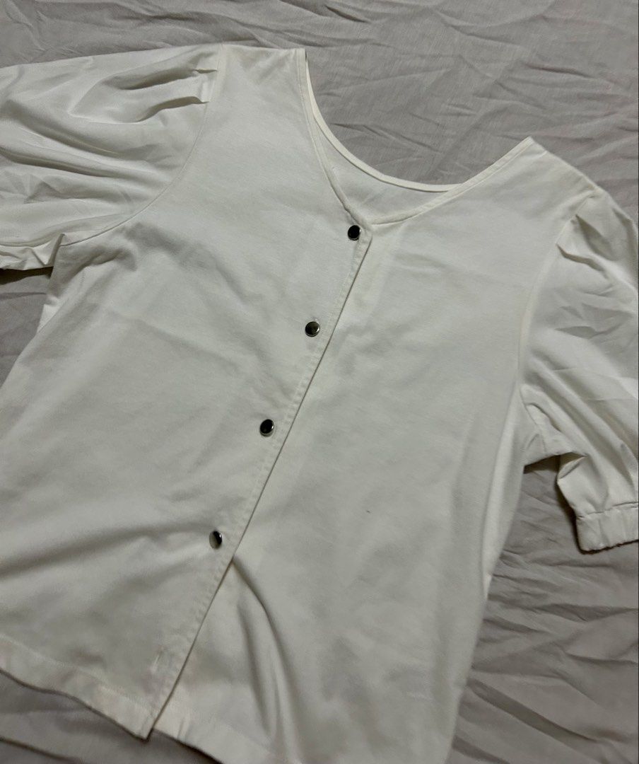 White V-Neck Short-Sleeve Blouse (Category: Blouses) located in Quezon City. Submitted by rarefaithyyy (Listing ID 1458672566, Image 1). Description: - White V-neck short-sleeve blouse - Size: S (EU 36/UK 8/US 4) - Features puff sleeves - Button-down front detail - Versatile and stylish * thrifted expect minimal issues ‼️ reminders before purchasing ‼️ - no cancellation/return/refund of orders - mop: cash/gcash/banking - mod: meet-up/j&t/lalamove