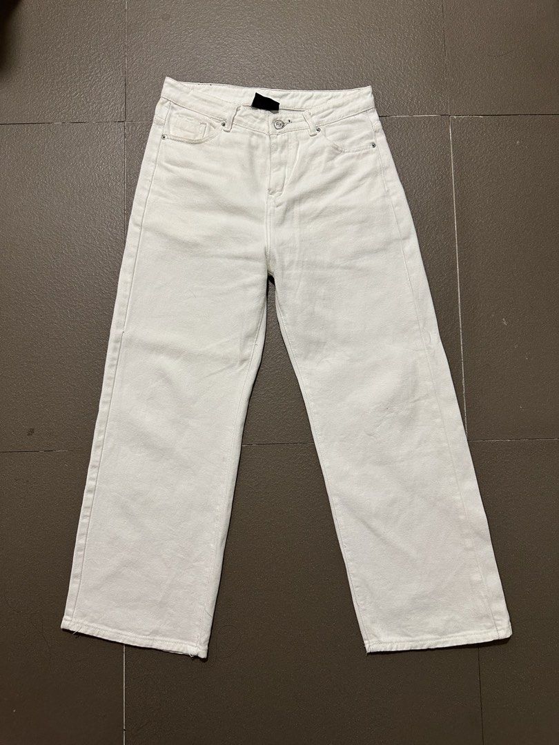 Whose Studios Wide Leg White Jeans (Category: Jeans) located in Santa Rosa. Submitted by jeloboi (Listing ID 1458676751, Image 1). Description: Bought it here in carousell RFS: Did not fit me Issues: Seen in the last slide (Loose Stitching in the back part) Measurements: Waist: 30-31 Length: 38.5 in Leg Opening: 10 in .