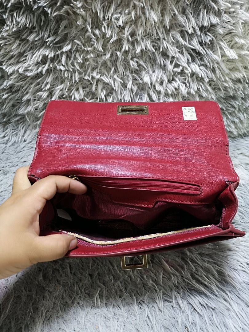 Wine Red Leather Chain Bag (Category: Cross-body Bags) located in Santa Cruz. Submitted by jmy_surplus.2 (Listing ID 1458638807, Image 3). Description: Size ; L - 7.5 W - 11 Color ; Wine red Type ; Chain bag Brand ; No brand Material ; Leather Style ; Gold Tone Chain Bag LR 168 JMY 5 Batch #217.