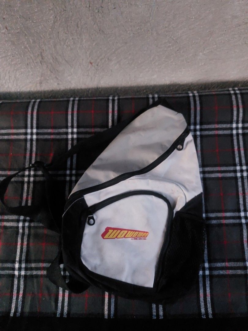 Wowowee y2k 2008 crossbody bag (Category: Backpacks) located in Magarao. Submitted by hotdogsandwich.flower (Listing ID 1458669945, Image 1). Description: .