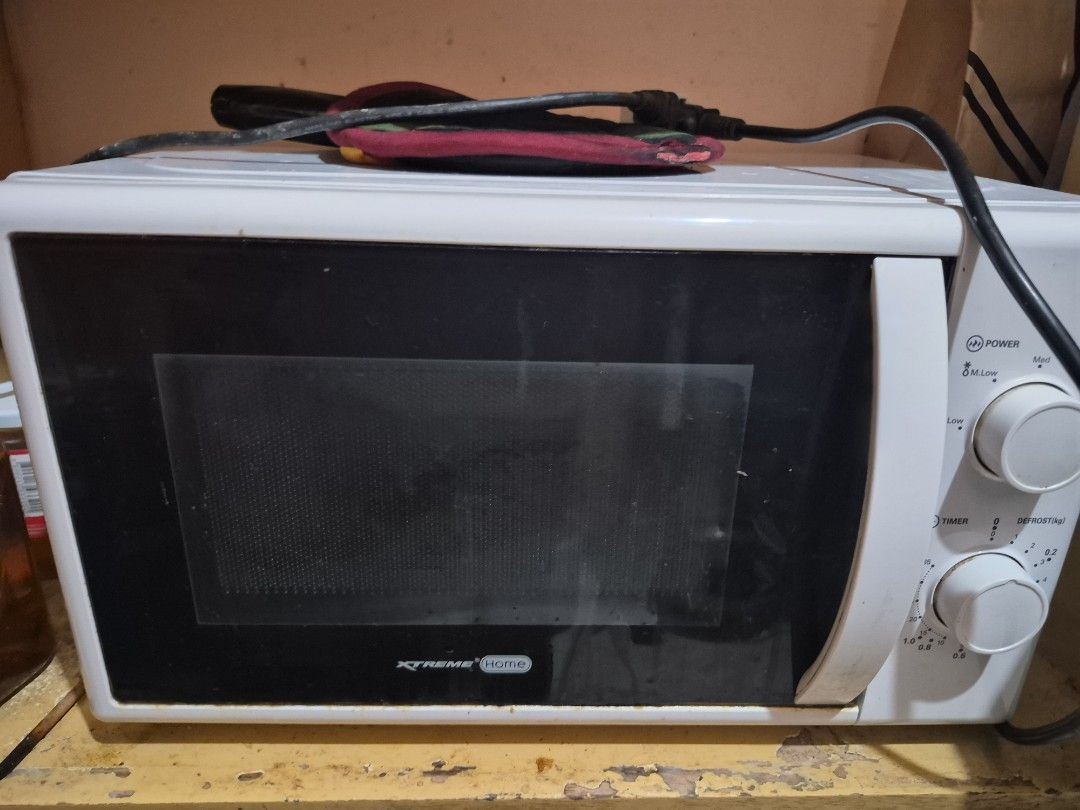 XTREME Home Microwave Oven (Category: Ovens & Toasters) located in Quezon City. Submitted by crisnav (Listing ID 1458670941, Image 1). Description: - XTREME Home Microwave Oven - Features timer and defrost settings - Interior shows some rust and stains (as pictured) - White exterior finish - NOT functional , LIGHT UP BUT DOESNT HEAT up, turns. di alam ano issue so dispose na.
