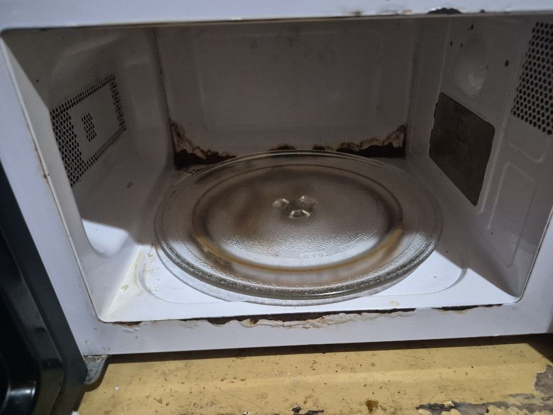 XTREME Home Microwave Oven (Category: Ovens & Toasters) located in Quezon City. Submitted by crisnav (Listing ID 1458670941, Image 2). Description: - XTREME Home Microwave Oven - Features timer and defrost settings - Interior shows some rust and stains (as pictured) - White exterior finish - NOT functional , LIGHT UP BUT DOESNT HEAT up, turns. di alam ano issue so dispose na.