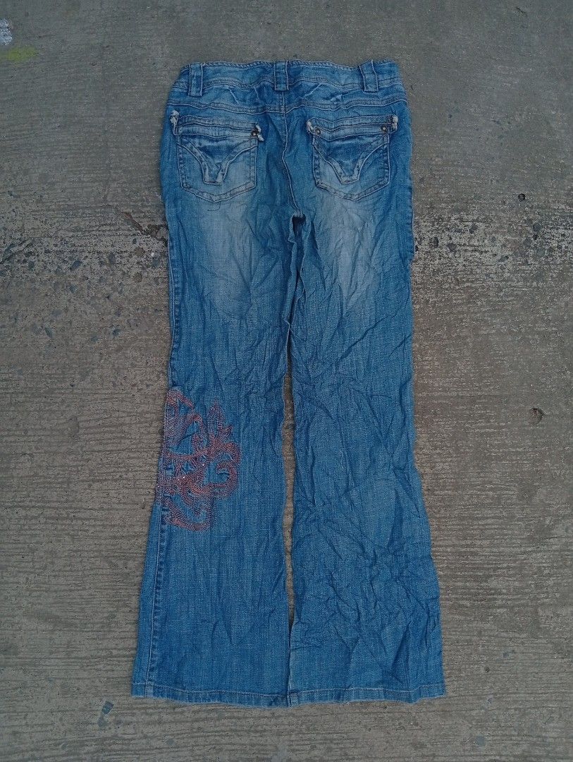 Y2k Dragon Embroidery Flared Pants (Category: Jeans) located in Manila. Submitted by jaylordfermilan (Listing ID 1458572921, Image 3). Description: Cr:10/10 Dimes: 28x40 No issue As new condition.