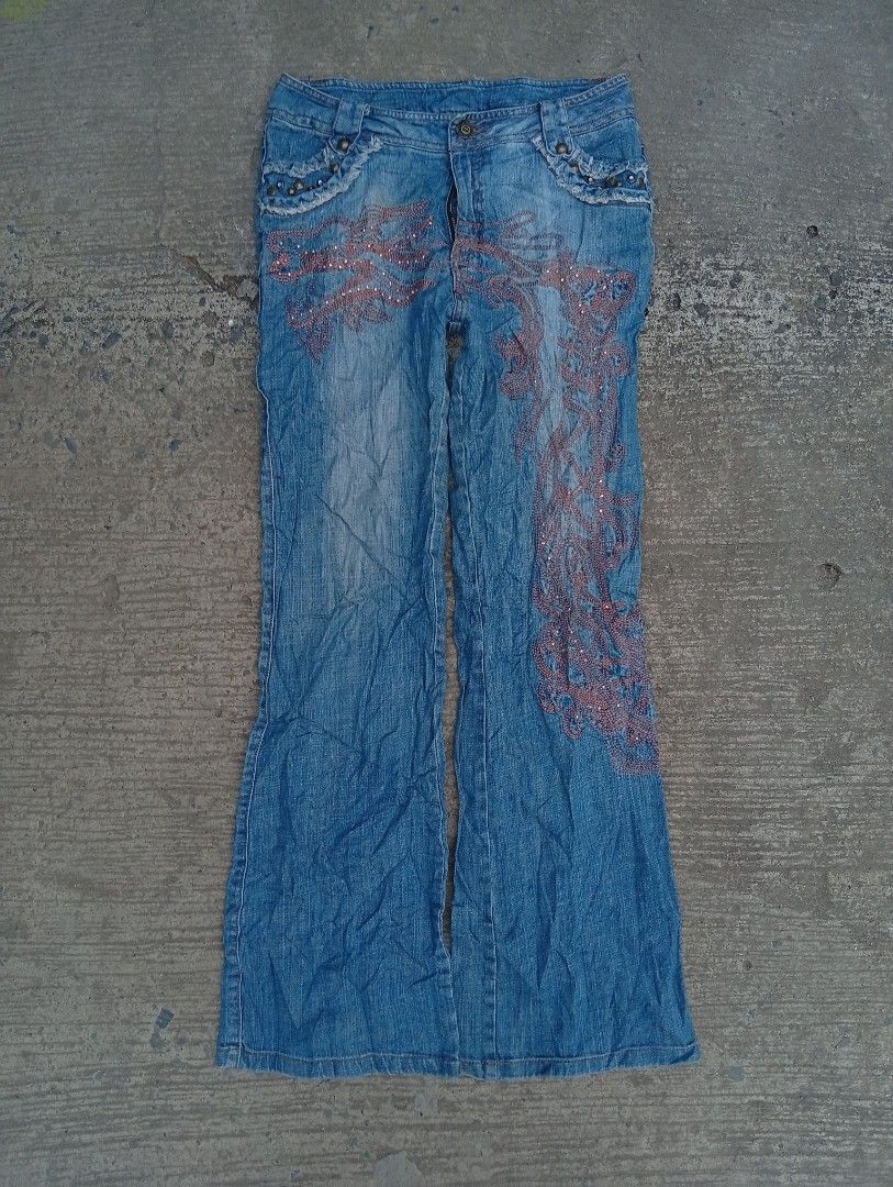 Y2k Dragon Embroidery Flared Pants (Category: Jeans) located in Manila. Submitted by jaylordfermilan (Listing ID 1458572921, Image 2). Description: Cr:10/10 Dimes: 28x40 No issue As new condition.