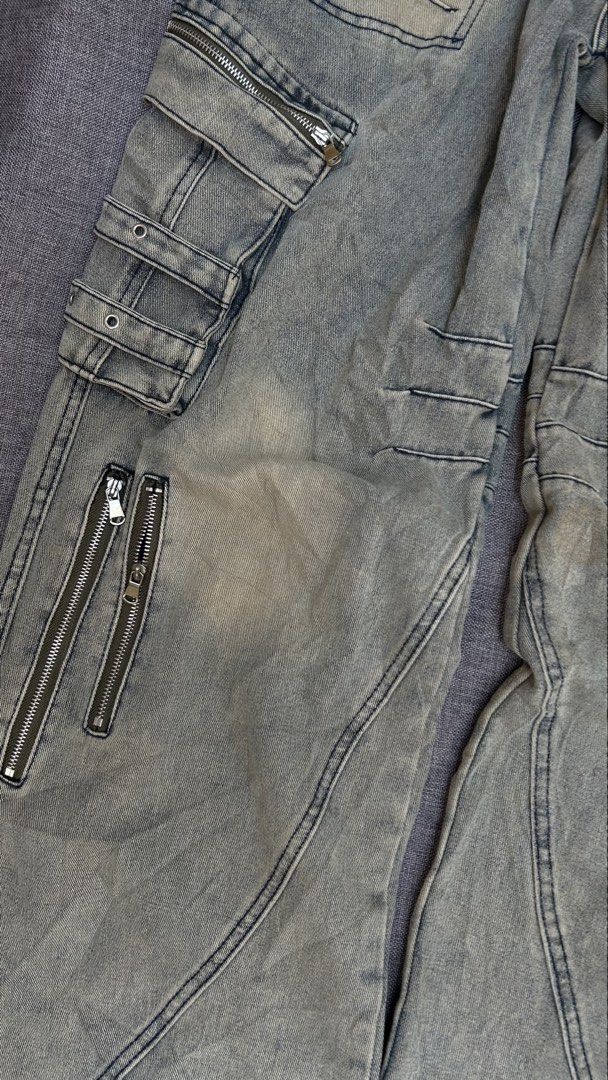 Y2K Grey Washed Cargo Pants with Zippers (Category: Other Bottoms) located in Cagayan de Oro. Submitted by elviecup (Listing ID 1458568191, Image 3). Description: Waistline: 31 inches Length: 43.5 inches Grey washed cargo pants with a baggy fit. Features multiple pockets and zipper details for a streetwear vibe..