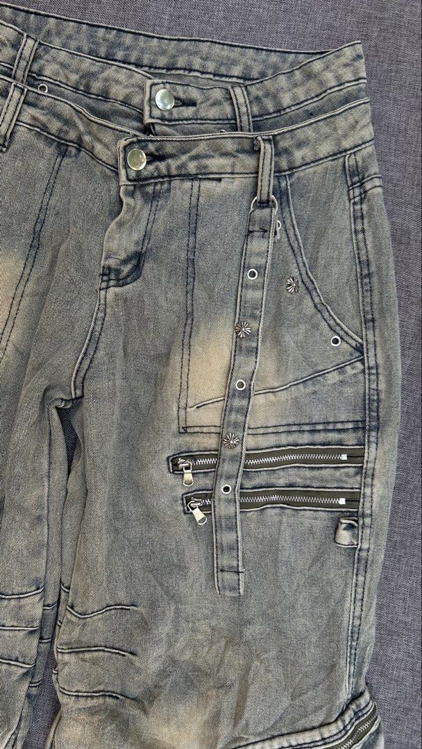 Y2K Grey Washed Cargo Pants with Zippers (Category: Other Bottoms) located in Cagayan de Oro. Submitted by elviecup (Listing ID 1458568191, Image 2). Description: Waistline: 31 inches Length: 43.5 inches Grey washed cargo pants with a baggy fit. Features multiple pockets and zipper details for a streetwear vibe..