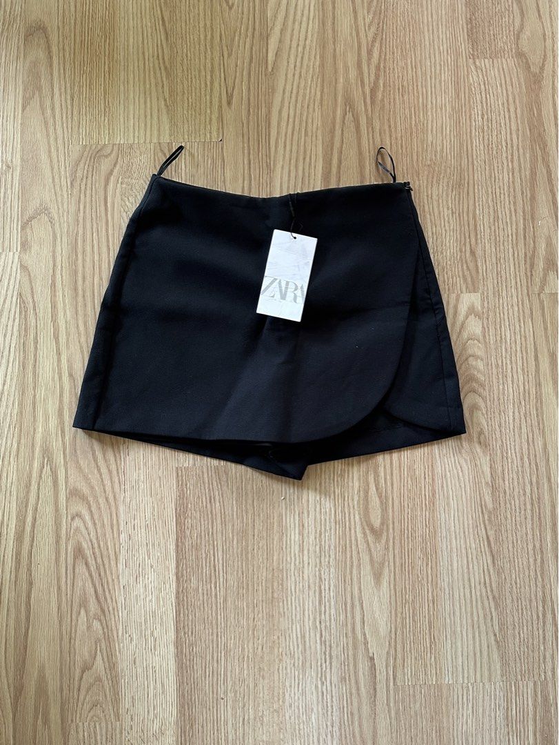 ZARA | Scallop Skort XS (Category: Shorts) located in Roxas City. Submitted by elliesuite (Listing ID 1458516754, Image 2). Description: Read: LAST PRICE POSTED ‼️ NO WHEN WORN ‼️ NO MEASUREMENTS Brand New with Tags Size: XS Fits 26-27 waistline Retails ₱1995. SF c/o Buyer. (JRS Express ONLY ₱150) No grab/lala (not from the Metro) All sales are final. No REFUND. No return / exchange. .