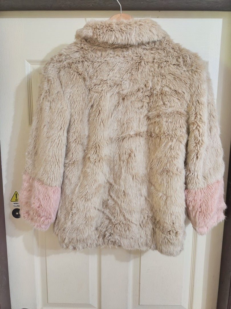 Zara Biege Outer Wear Jacket (Category: Coats, Jackets and Outerwear) located in Munoz. Submitted by aj_findss (Listing ID 1458684211, Image 3). Description: Excellent Condition Color Rate 10 out of 10 Guaranteed Authentic/OG 💯 Size small Shipping via J&T / LBC Shipping fee not included Mode of payment 💳 - Gcash Message me for inquiries📲.