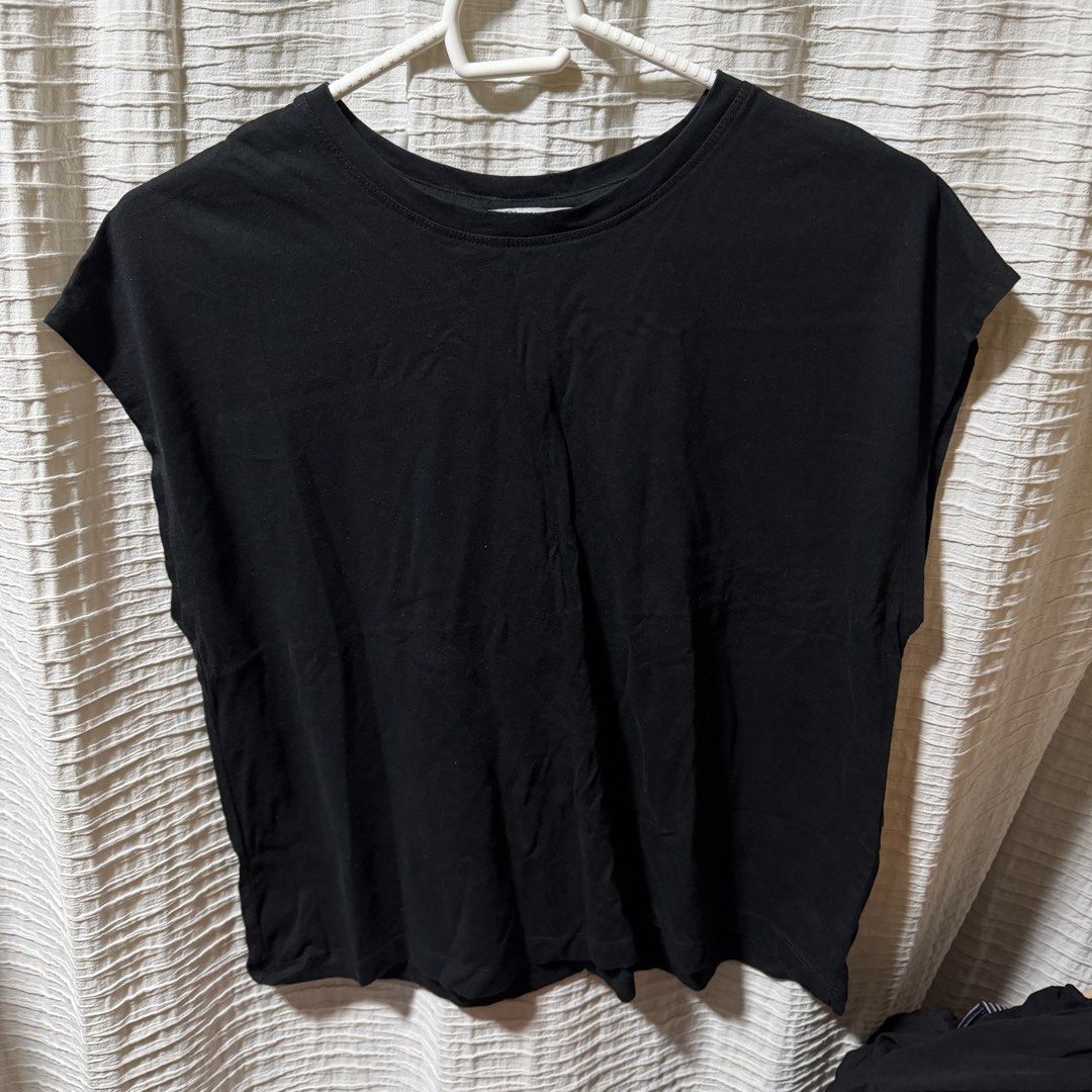 Zara Black Muscle Tee [L] (Category: Sleeveless) located in Caloocan City. Submitted by pasabuybytinedahan (Listing ID 1458576647, Image 1). Description: .