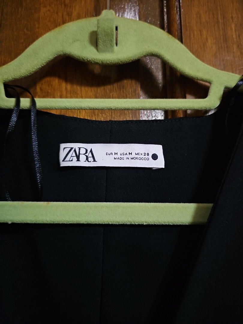 Zara Cropped Black Top (Category: Blouses) located in Valenzuela. Submitted by jochaaa011 (Listing ID 1458612292, Image 2). Description: - Brand: Zara - Type: Cropped Top - Color: Black - Size: Medium (EU 38/UK 10/US 6) - Features: Stylish knotted front detail - Condition: Great (Layer 4).
