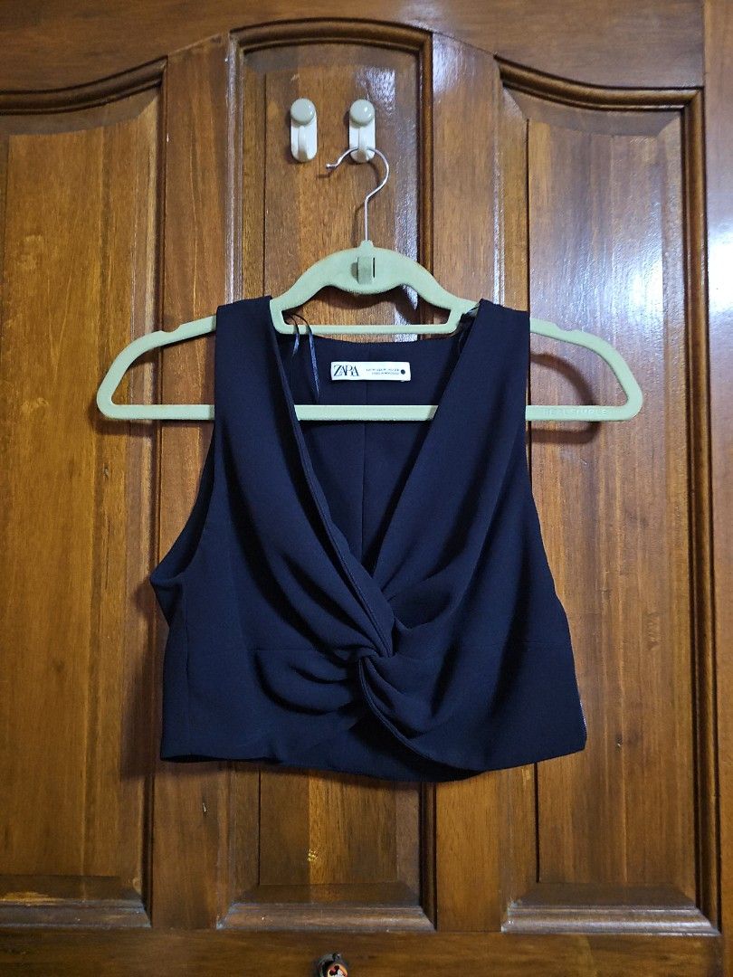 Zara Cropped Black Top (Category: Blouses) located in Valenzuela. Submitted by jochaaa011 (Listing ID 1458612292, Image 1). Description: - Brand: Zara - Type: Cropped Top - Color: Black - Size: Medium (EU 38/UK 10/US 6) - Features: Stylish knotted front detail - Condition: Great (Layer 4).