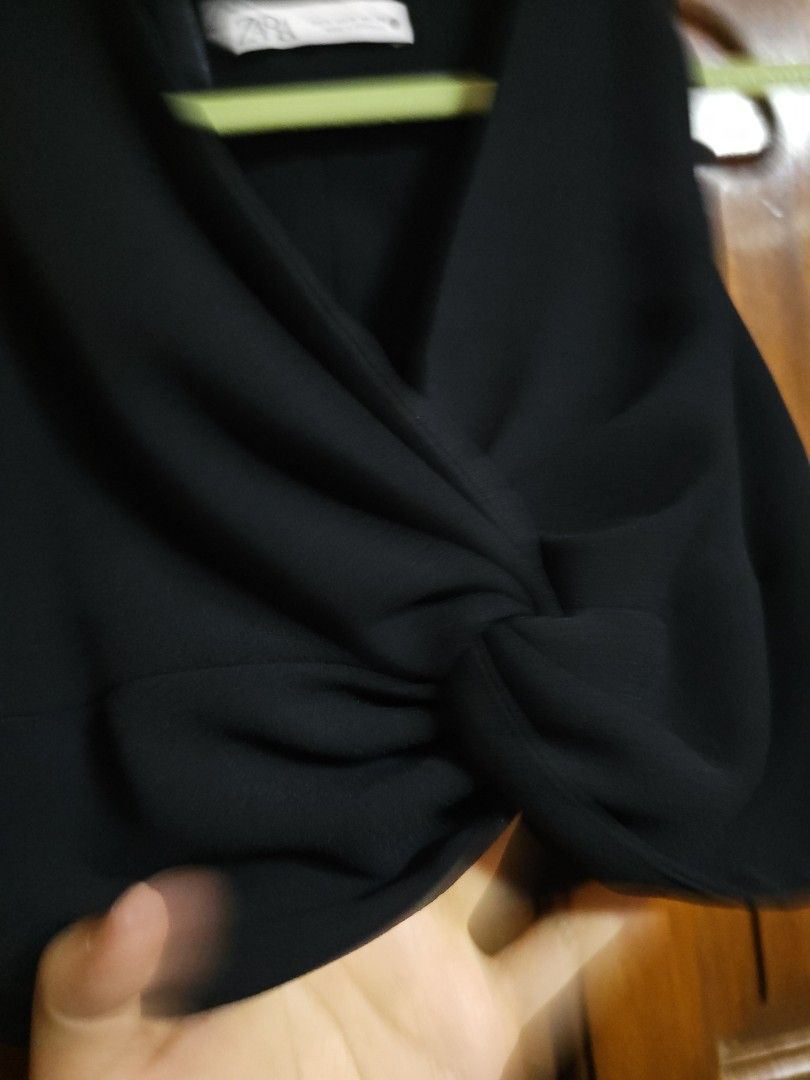 Zara Cropped Black Top (Category: Blouses) located in Valenzuela. Submitted by jochaaa011 (Listing ID 1458612292, Image 3). Description: - Brand: Zara - Type: Cropped Top - Color: Black - Size: Medium (EU 38/UK 10/US 6) - Features: Stylish knotted front detail - Condition: Great (Layer 4).