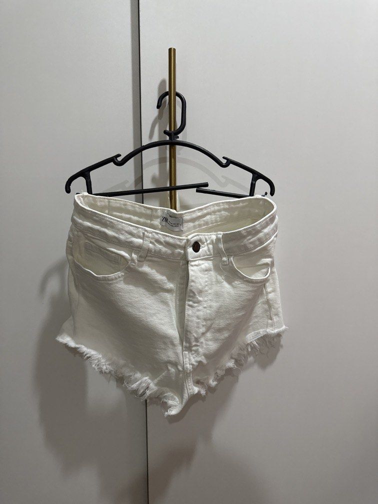 ZARA shorts (Category: Shorts) located in Pasig City. Submitted by hotstuff__ (Listing ID 1458574826, Image 1). Description: .