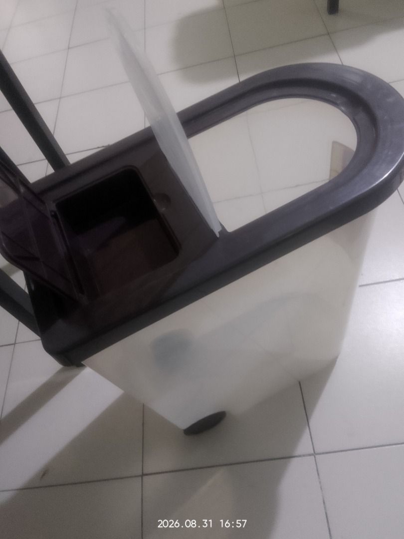 25Kg Large storage container 50LT (Category: Storage Boxes & Baskets) located in Meycauayan. Submitted by bonin71.aldoar.439 (Listing ID 1458771576, Image 3). Description: - Large clear plastic storage container - Dark brown lid with convenient flip-open access - Built-in wheels at the back for easy moving - Ideal for storing dry goods, pet food, or general household items.