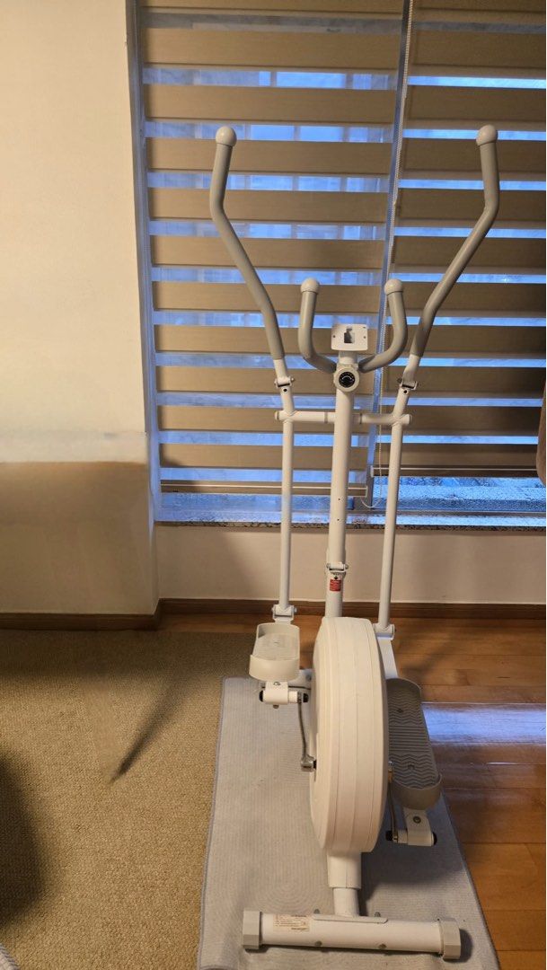 家用太空漫步機 I 可摺疊 Foldable White Elliptical Trainer Home Gym Equipment （分類：運動與健身 - 有氧健身器材）位於 Hong Kong。 由 hay2380 提交（商品編號 1458847410，圖片 2）。簡介： 家用太空漫步機，易摺疊，慳位 適合家中健身 White elliptical trainer for home use. Compact design, fits well in most spaces. Smooth motion for a good workout. Easy to assemble and use. Great for cardio at home.。