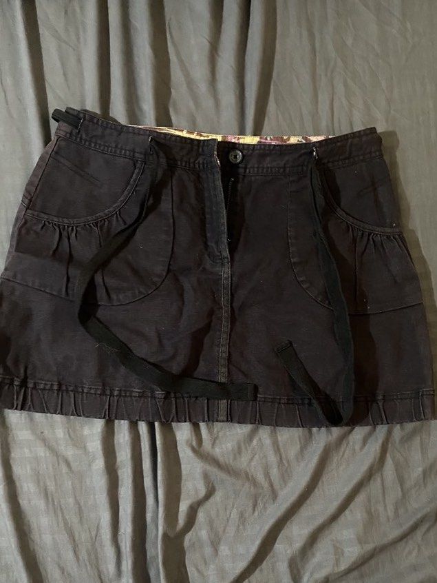 ✦•┈ Y2k Downtown Mini Denim Black Skirt (Category: Skirts) located in Imus. Submitted by neuverse (Listing ID 1458779670, Image 1). Description: - W30 Hips up to 38 - needs wash - bought it thrifted - no flaws.