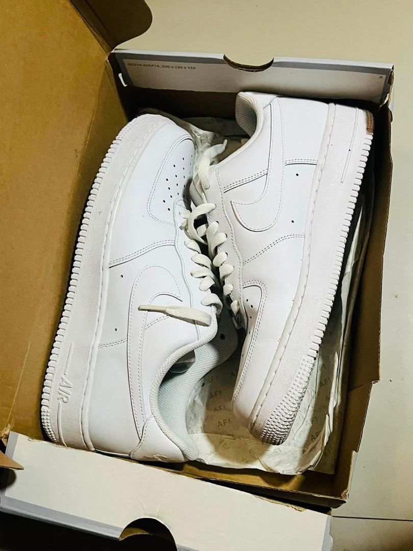 Airforce 1 triple white (Category: Casual Shoes) located in Manila. Submitted by gee0505 (Listing ID 1458859544, Image 2). Description: Used 2x no heel drag medyo maluwag Size 9.5 Good as new Free sf manila.