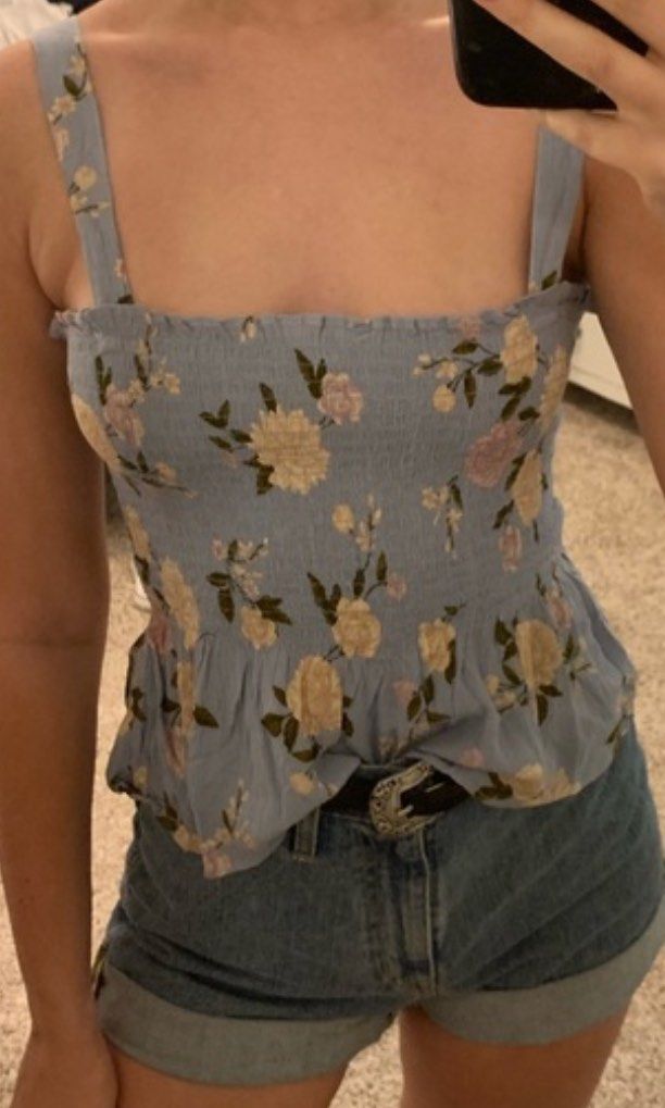 American Eagle Cropped Top (Category: Blouses) located in Pasig City. Submitted by theclutterqueen (Listing ID 1458773833, Image 3). Description: -Preloved, good condition 💙 -size M -American Eagle brand RFS: Decluttering.
