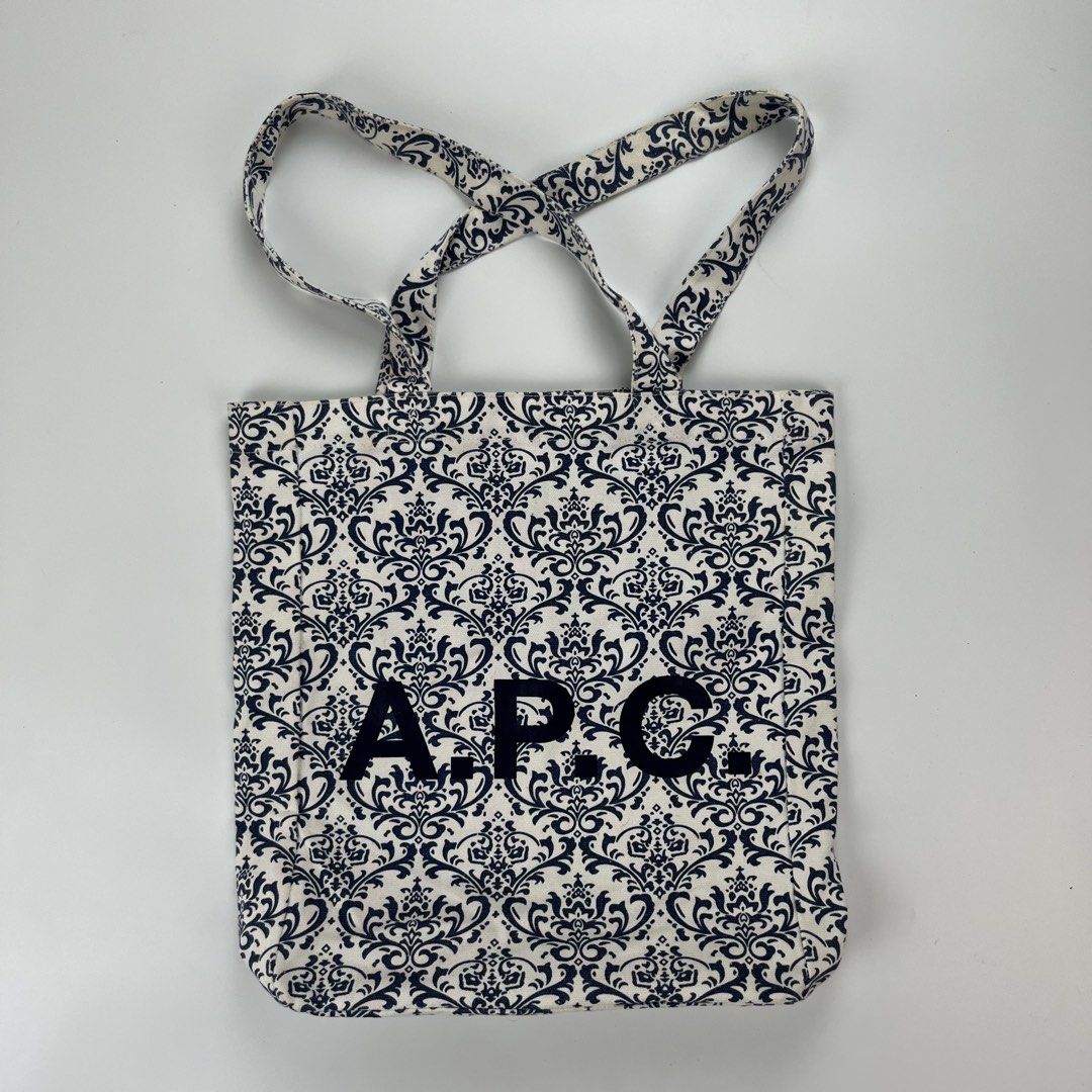 APC TOTE BAG✨ (Category: Beach Bags) located in Iloilo. Submitted by anonymous_ph (Listing ID 1458849436, Image 1). Description: APC TOTE BAG✨ MEDIUM-SIZE -14.5 BODY WIDTH -14 LENGTH -CR 9.5/10 EXCELLENT / NO FLAW DM IF INTERE 📩.