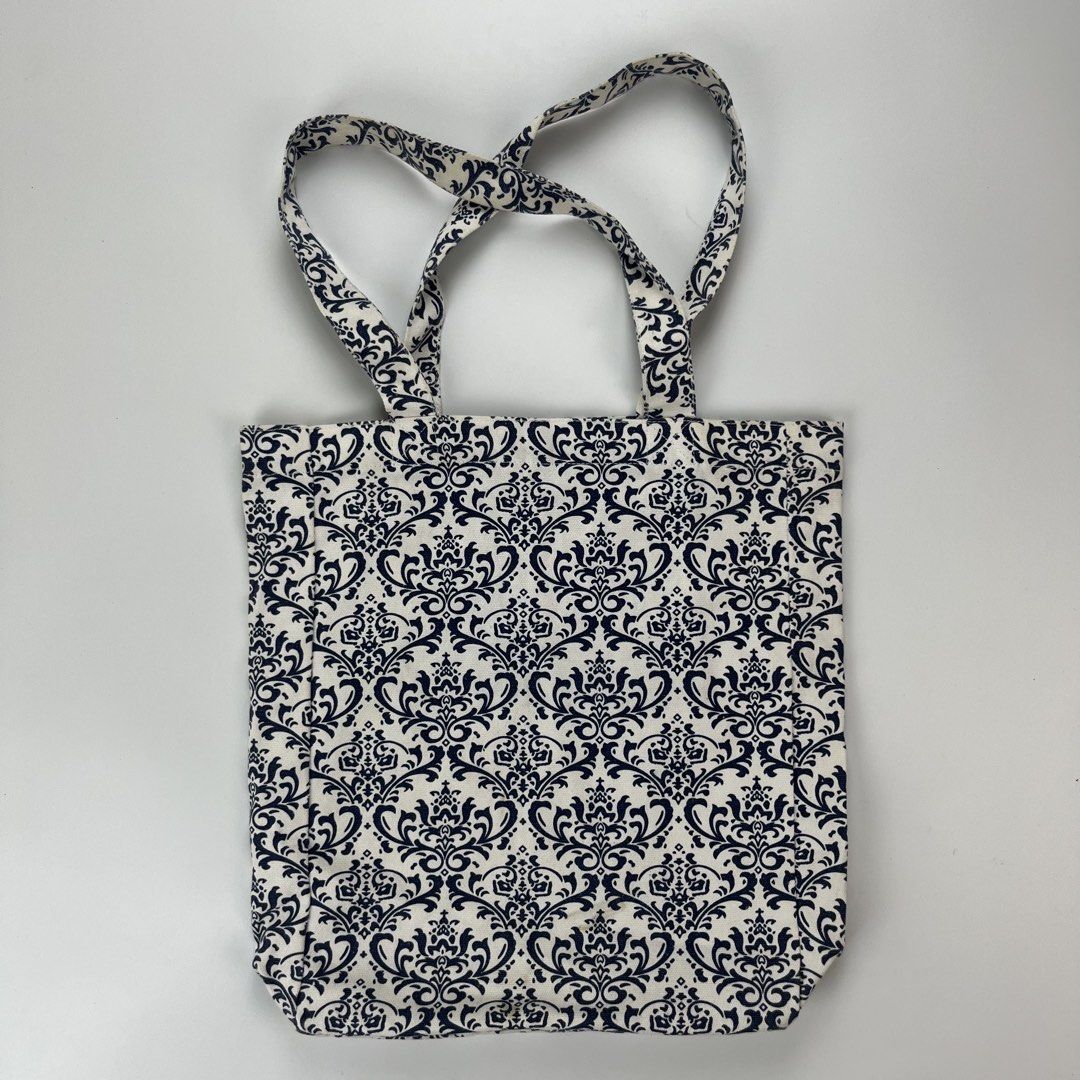 APC TOTE BAG✨ (Category: Beach Bags) located in Iloilo. Submitted by anonymous_ph (Listing ID 1458849436, Image 2). Description: APC TOTE BAG✨ MEDIUM-SIZE -14.5 BODY WIDTH -14 LENGTH -CR 9.5/10 EXCELLENT / NO FLAW DM IF INTERE 📩.