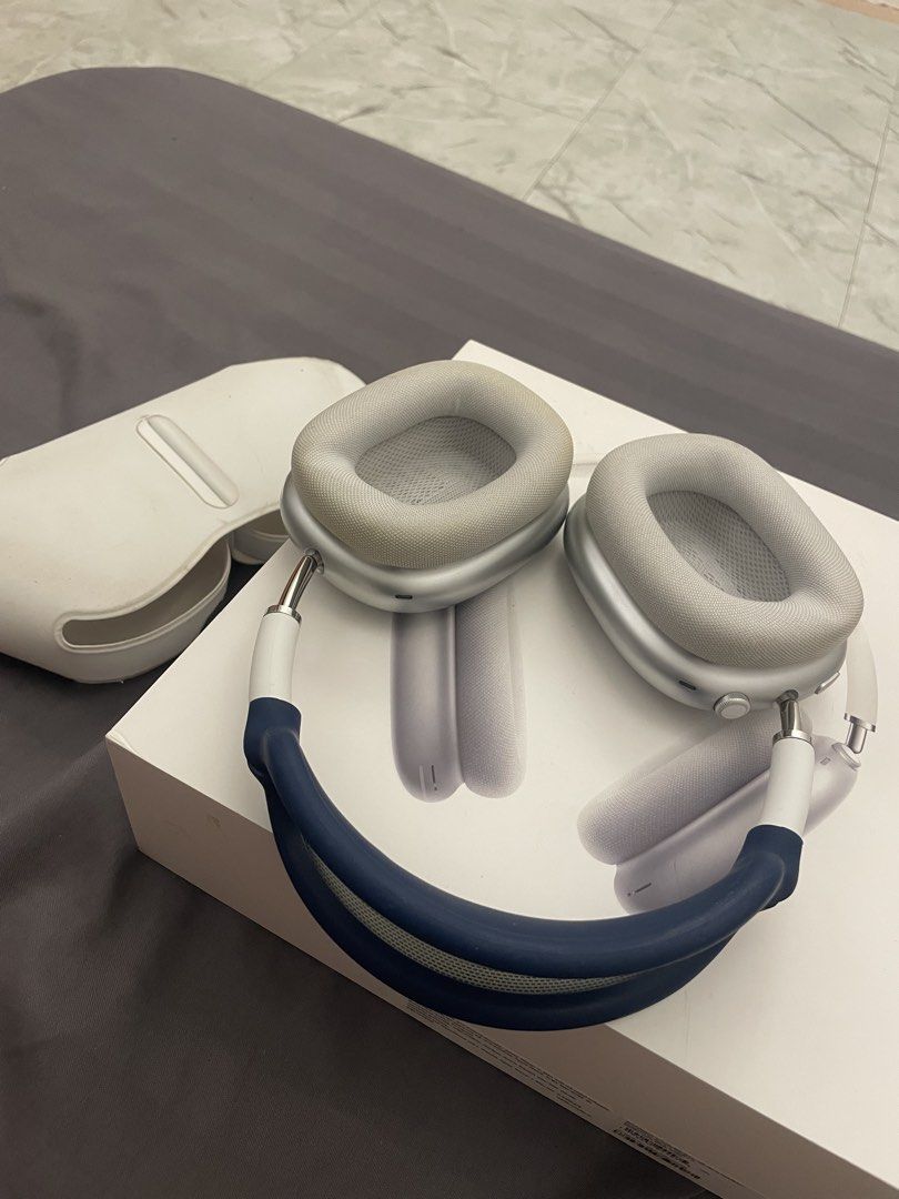 Apple AirPods Max Silver (Category: Headphones & Headsets) located in Alaminos. Submitted by kevinstmhalik (Listing ID 1458784563, Image 2). Description: - Apple AirPods Max (Silver) - Includes original box and smart case - Removable ear cushions for easy cleaning/replacement - Excellent sound quality - Top-tier Active Noise Cancellation (ANC) - Still in good working condition.