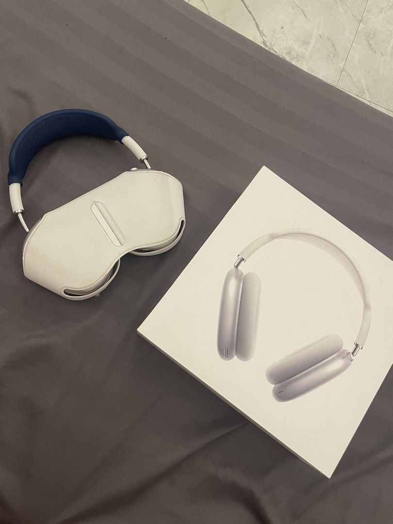 Apple AirPods Max Silver (Category: Headphones & Headsets) located in Alaminos. Submitted by kevinstmhalik (Listing ID 1458784563, Image 3). Description: - Apple AirPods Max (Silver) - Includes original box and smart case - Removable ear cushions for easy cleaning/replacement - Excellent sound quality - Top-tier Active Noise Cancellation (ANC) - Still in good working condition.