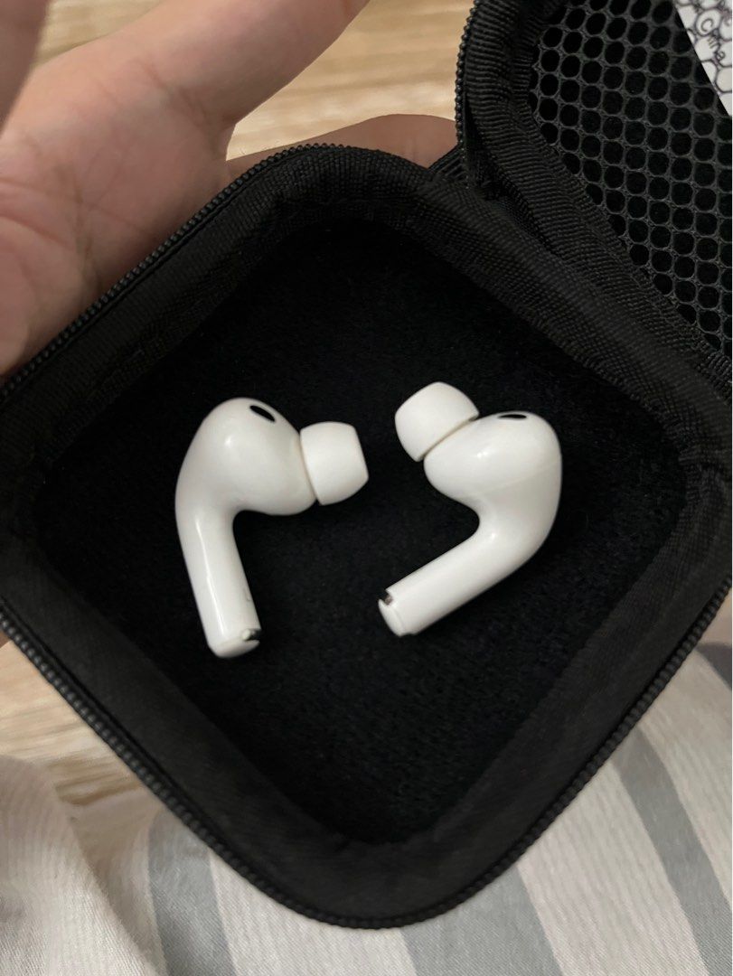 Apple AirPods Pro 3 (Category: Earphones) located in San Rafael. Submitted by allthatstash (Listing ID 1453323405, Image 3). Description: AirPods Pro 3 (2025)| Complete Set | Good Condition • Fully working • Includes original ear tips, all sizes • No issues with charging, pairing, or audio • FREE protective Ugreen case.