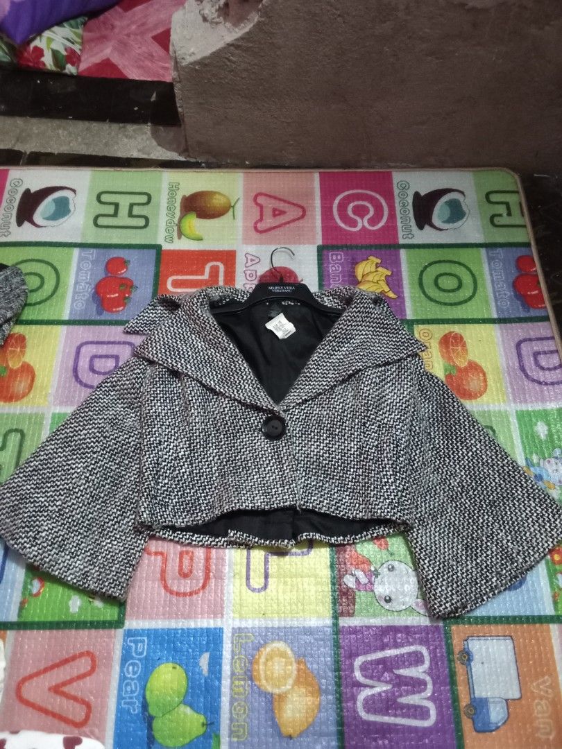 Arden b (Category: Others Tops) located in Manila. Submitted by tcbukay_zxc25 (Listing ID 1458807271, Image 1). Description: arden b crop dimes waistline 18 length 17.