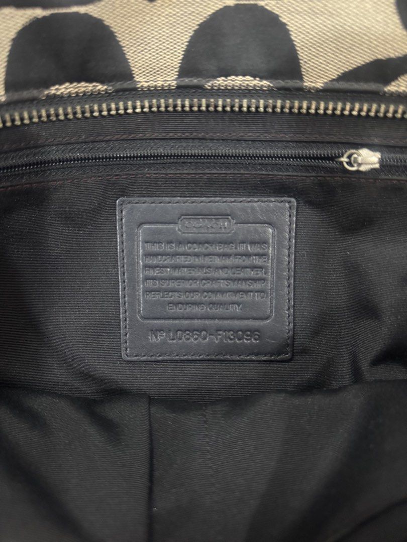 Auth Coach Bag (Category: Luxury Bags & Wallets) located in Bay. Submitted by kyliesshh (Listing ID 1458716326, Image 3). Description: - Serial number L0860-F13096 - All goods naman, walang sira - Need lang mag declutter kasi madami ng bag masyado.