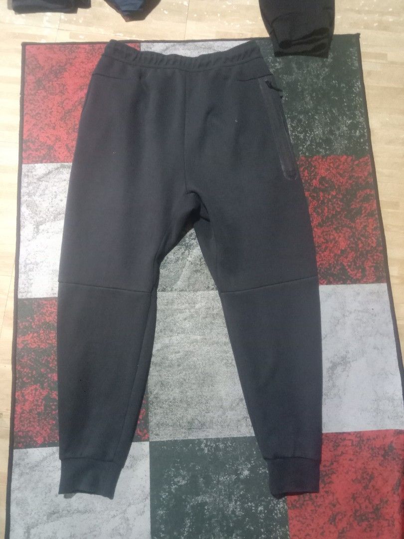 Authentic Black Nike tech pants (Category: Joggers) located in Danao, Cebu. Submitted by rynn_streetwear (Listing ID 1458798264, Image 2). Description: DM us for more details 📩 @jingle alerta & Hienz Alerta (ryn) Can do vc tiktok.com/@rynn.streetwear.
