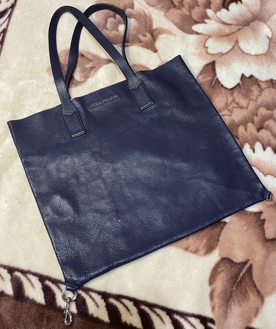 AUTHENTIC MARC JACOBS WINGMAN LEATHER TOTE BAG (Category: Luxury Bags & Wallets) located in Baguio. Submitted by qualifinds (Listing ID 1452304568, Image 2). Description: EXCELLENT CONDITION MINOR RUBS SEE EACH PIC FOR DETAILS WIDTH-17.5 LENGTH-15 GUARANTEED AUTHENTIC💯‼️.