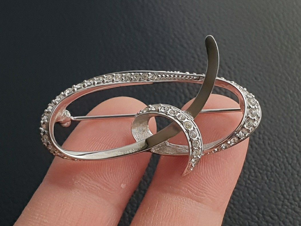 Authentic Swarovski Brooch Pin (Category: Brooches) located in Quezon City. Submitted by WasalakTwo (Listing ID 1458797506, Image 2). Description: Bought in Japan Good as new Excellent condition Open for delivery nationwide.