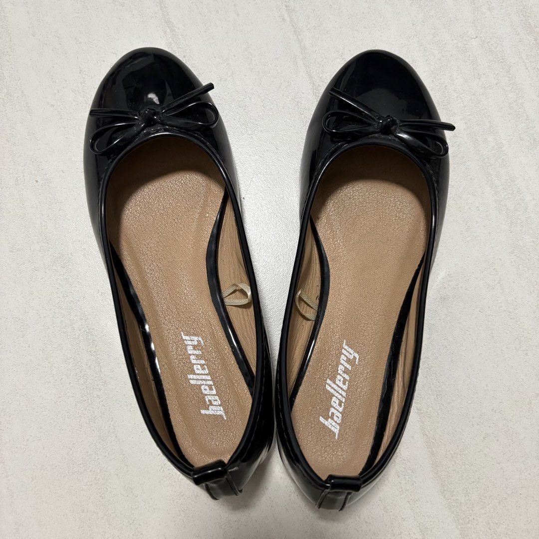 Baellerry Classic Leather Doll Shoes (Category: Flats & Sandals) located in Navotas City. Submitted by kathyp10 (Listing ID 1458822131, Image 1). Description: - Brand: Baellerry - Model: Classic Leather Doll Shoes - Color: Black - Size: 38 (EU) / 5 (UK) / 7 (US) - Design: Classic doll shoe style with a bow accent - Features: Glossy patent finish, comfortable flat sole -Price negotiable for sure buyers MOP: Gcash, GoTyme MOD: Lalamove, J&T.