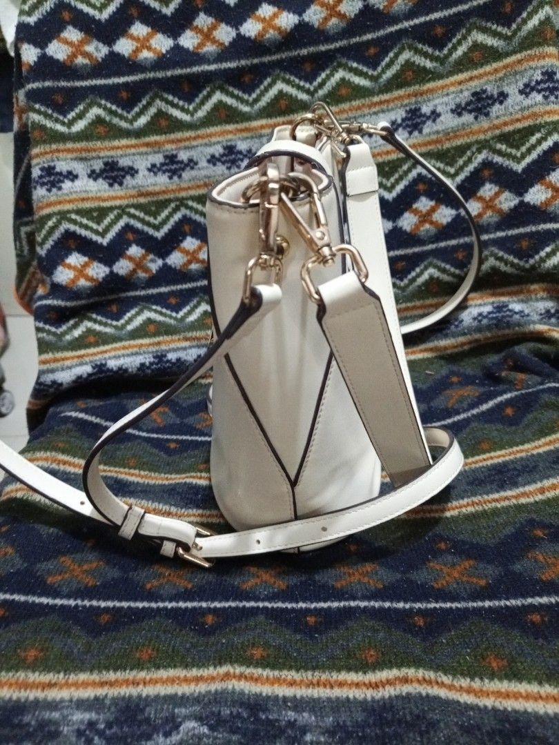 BANABANA SLING/KILI BAG (Category: Cross-body Bags) located in Davao. Submitted by hermiepiam75360 (Listing ID 1458744275, Image 3). Description: .