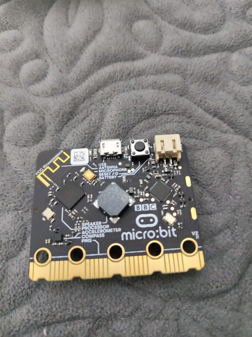 BBC Microbit （分類：益智學習玩具）位於 Hong Kong。 由 hridayrahul15122011 提交（商品編號 1458790724，圖片 2）。簡介： good for upper primary and secondary students who are fond of coding and information technology, helps them learn code in a more practical manner and a fun way。
