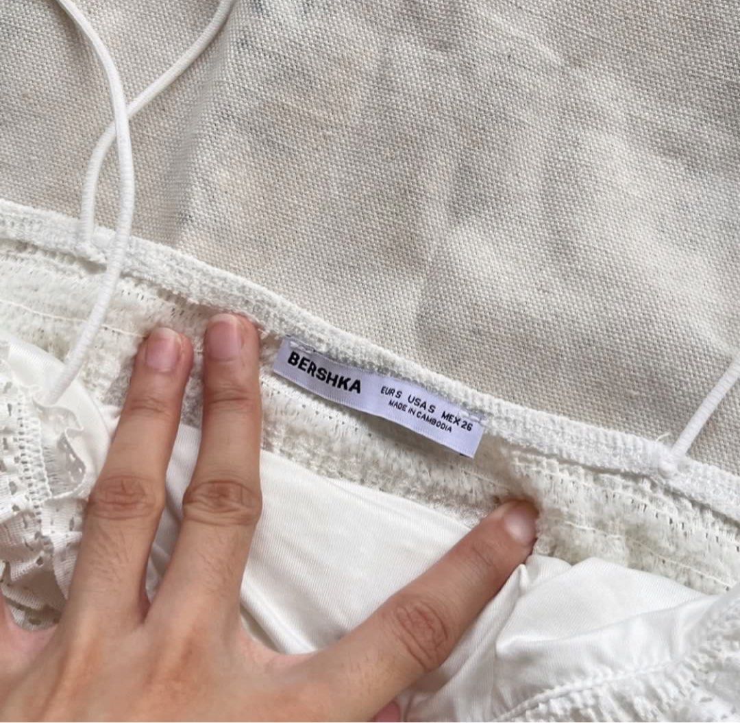 Bershka Laced Bandeau Top (Category: Sleeveless) located in Cebu City. Submitted by theeeeclutters (Listing ID 1458811135, Image 3). Description: s on tag but it fits me and I am XXS Fits XXS-S.
