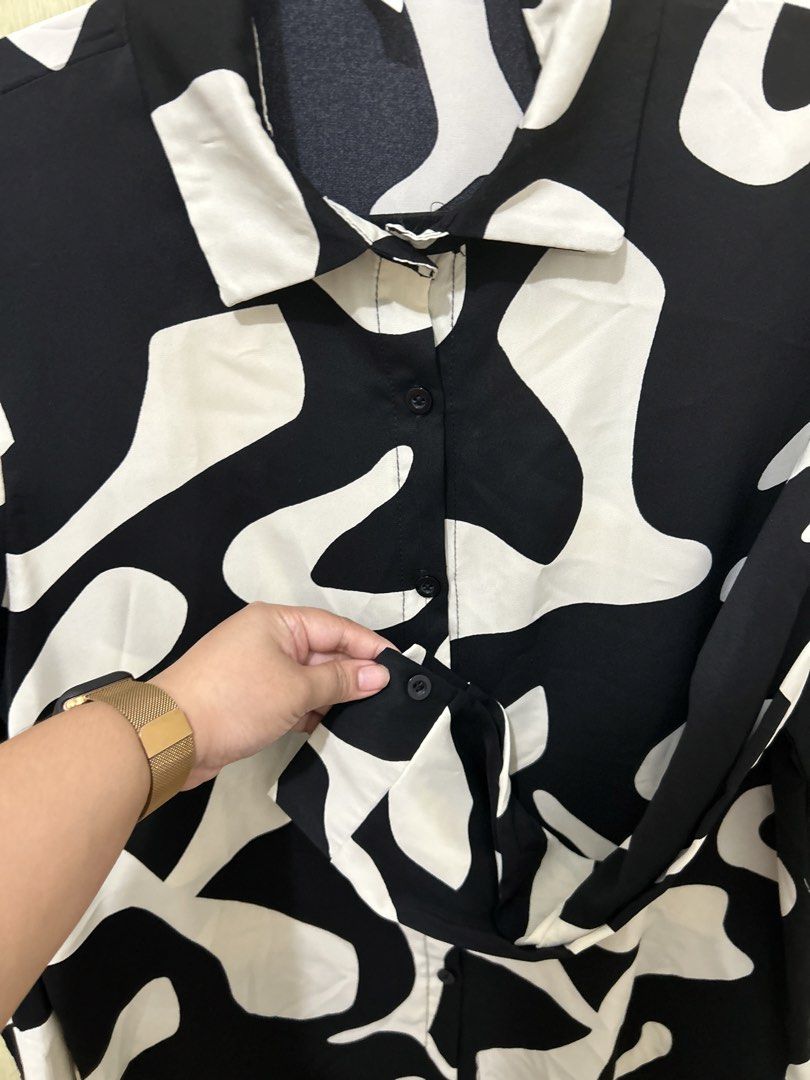 Black and white abstract print longsleeves (Category: Longsleeves) located in Pasig City. Submitted by preloved_ivs (Listing ID 1458807323, Image 3). Description: L-XL Length: 26 Bust:22.