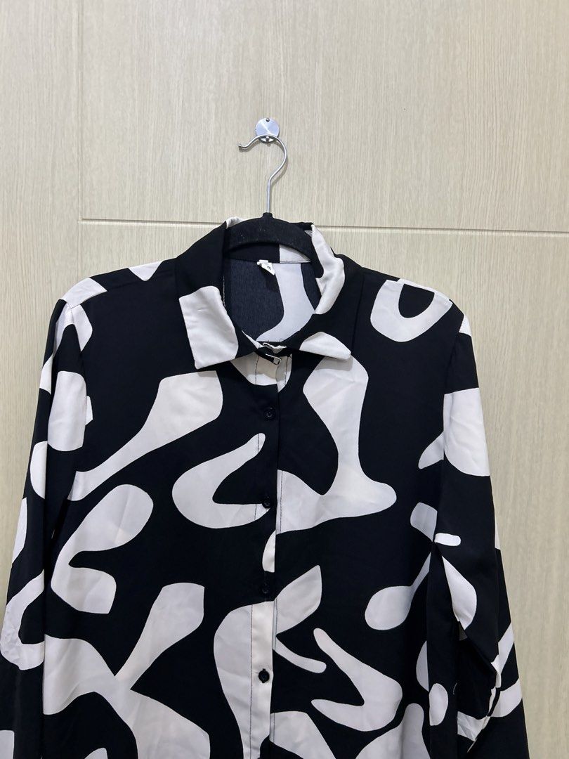 Black and white abstract print longsleeves (Category: Longsleeves) located in Pasig City. Submitted by preloved_ivs (Listing ID 1458807323, Image 2). Description: L-XL Length: 26 Bust:22.