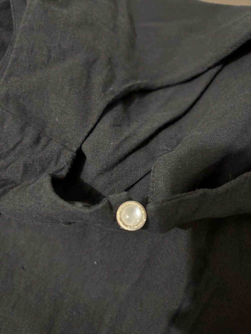 Black Sleeveless Wrap Top (Category: Sleeveless) located in Pasig City. Submitted by theclutterqueen (Listing ID 1458766853, Image 3). Description: - Black sleeveless top - Wrap front with side tie details Preloved, good condition RFS: Decluttering.