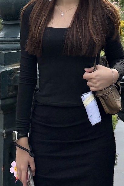 black top (Category: Longsleeves) located in Singapore. Submitted by haaaaaaaaanah (Listing ID 1458729021, Image 2). Description: xs but stretchy, suits S.