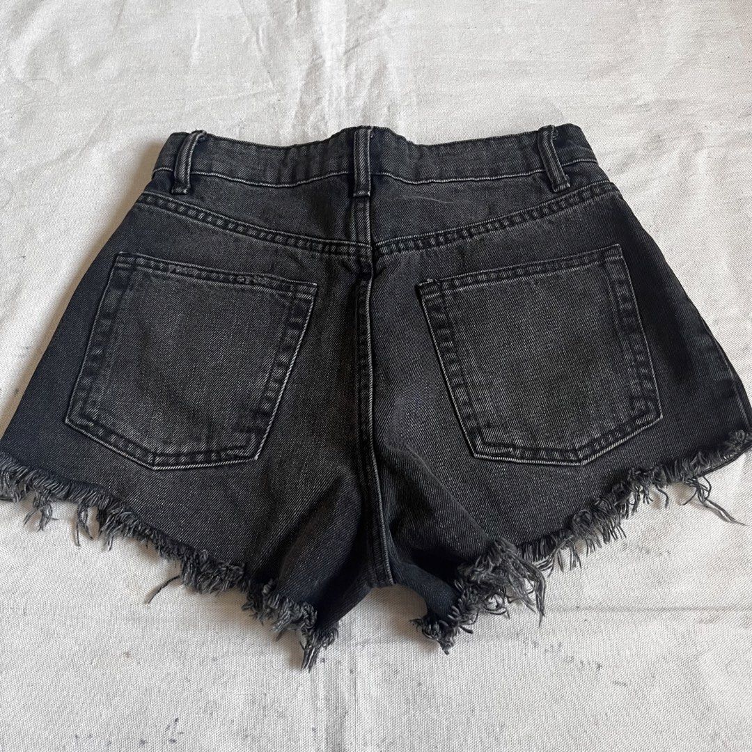 BNWT Zara Mid Rise Distressed Denim (Category: Shorts) located in Cebu City. Submitted by theeeeclutters (Listing ID 1458843242, Image 2). Description: too big for me I am 32 😭.