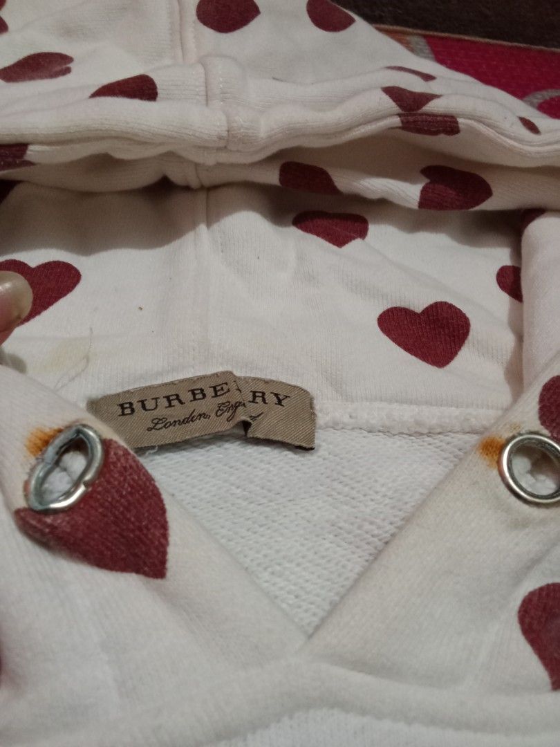 Burberry (Category: Hoodies) located in Manila. Submitted by tcbukay_zxc25 (Listing ID 1458806871, Image 3). Description: burberry hoodie 20x26 issue stain layse.