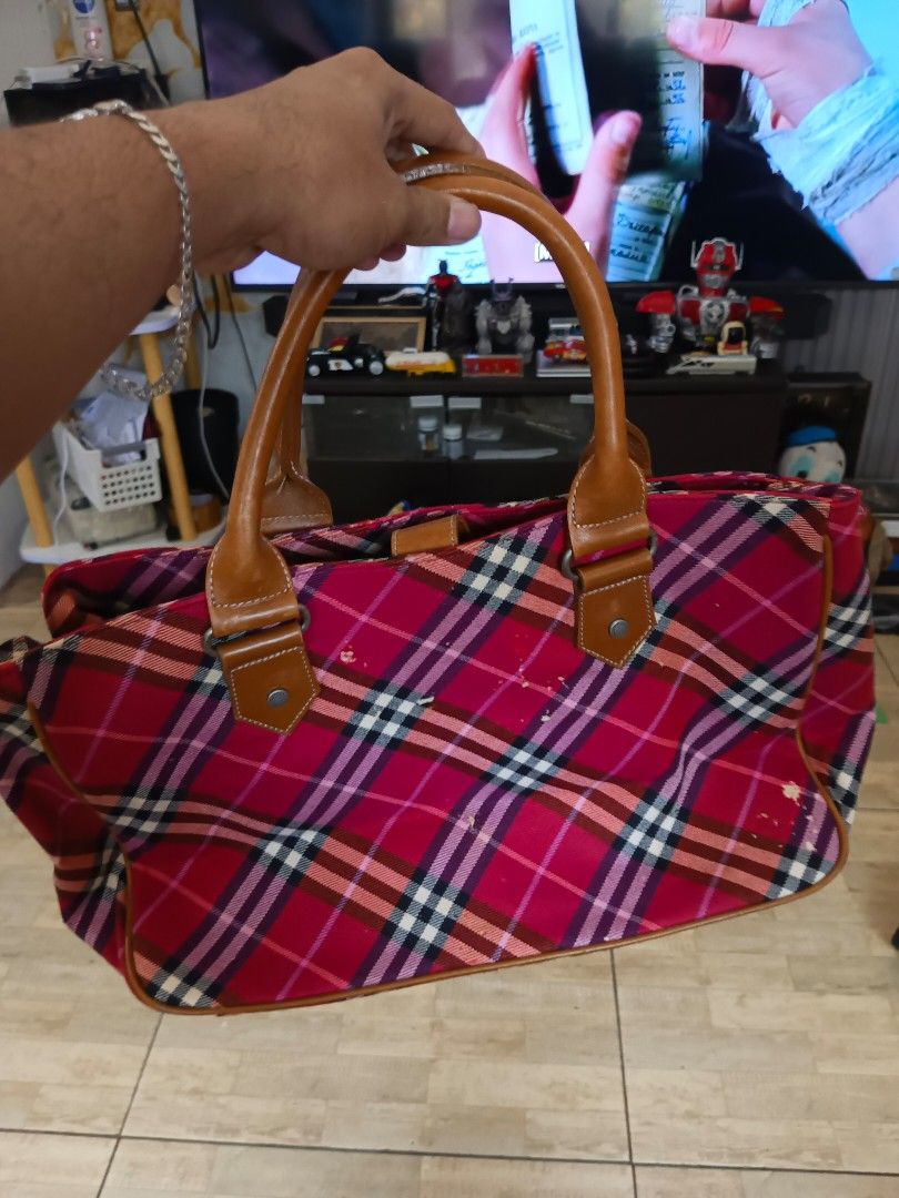 BURBERRY Blue label Nova Check leather handle Bag (Category: Luxury Bags & Wallets) located in General Santos City (Dadiangas). Submitted by silvervintage77 (Listing ID 1458723891, Image 2). Description: BURBERRY Blue label Nova Check leather handle Bag excellent 10/10 color rate Size 17 Width X 11 length Like new sana ,may mga scufs sa tela nya..
