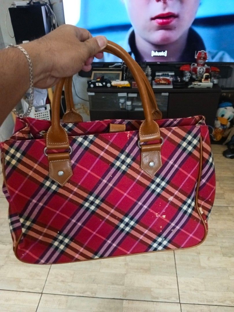 BURBERRY Blue label Nova Check leather handle Bag (Category: Luxury Bags & Wallets) located in General Santos City (Dadiangas). Submitted by silvervintage77 (Listing ID 1458723891, Image 3). Description: BURBERRY Blue label Nova Check leather handle Bag excellent 10/10 color rate Size 17 Width X 11 length Like new sana ,may mga scufs sa tela nya..