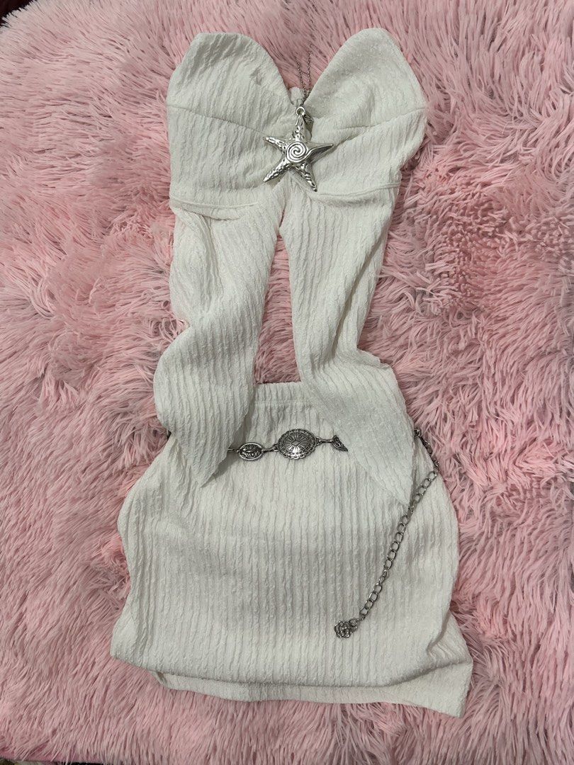 Casual or Beach White coords (Category: Jumpsuits) located in Batangas. Submitted by nommi26 (Listing ID 1458857896, Image 2). Description: - Unique white textured jumpsuit with crinkled fabric - Ideal for night outs or festival outfits - Very eye-catching and unique design ACCESSORIES NOT INCLUDED.