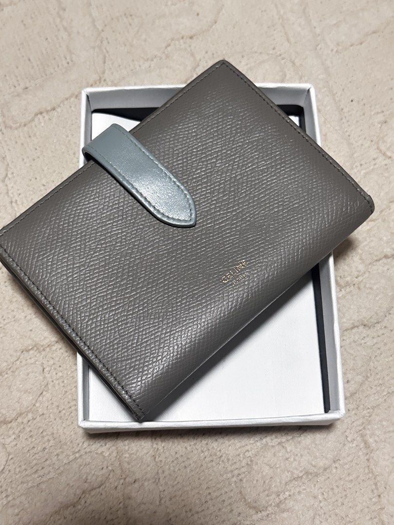 Auth Celine Bi-Fold Wallet (Category: Luxury Bags & Wallets) located in Makati City. Submitted by travel.pasabuy (Listing ID 1458761346, Image 1). Description: - Authentic Celine medium bi-fold - Color: Grey - Material: Textured leather exterior - Closure: Light blue snap closure - Interior: Multiple card slots and a zippered coin pocket - Origin: Made in Italy - Includes: Original box -issue: dirt and pressmark, light crack manageable. Rfs- bawa
