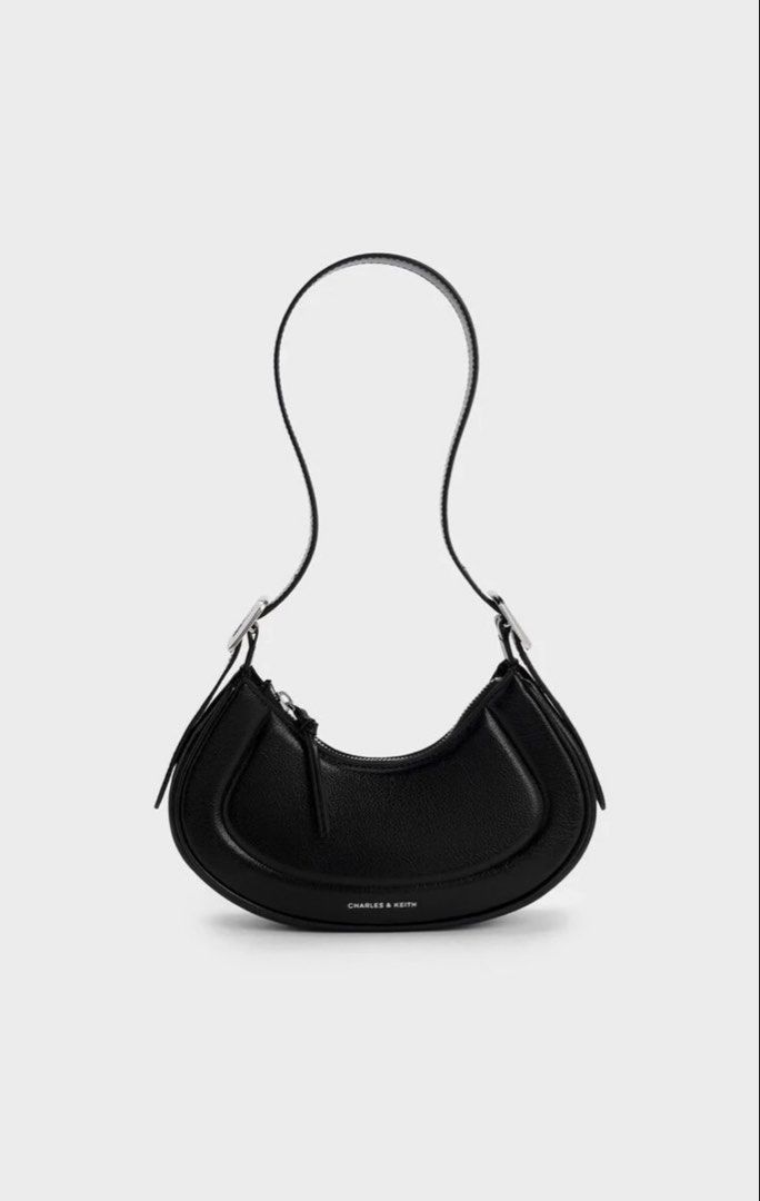 Charles&Keith 彎月腋下包*韓素希同款* （分類：單肩包）位於 Hong Kong。 由 yia3323 提交（商品編號 1458326601，圖片 3）。簡介： 又係已經買唔到嘅款 好新淨！買返嚟之後無孭過 五金位無磨損 -有塵袋 -有多條全新長肩帶(可以斜孭) 購置官網，有購買記錄。